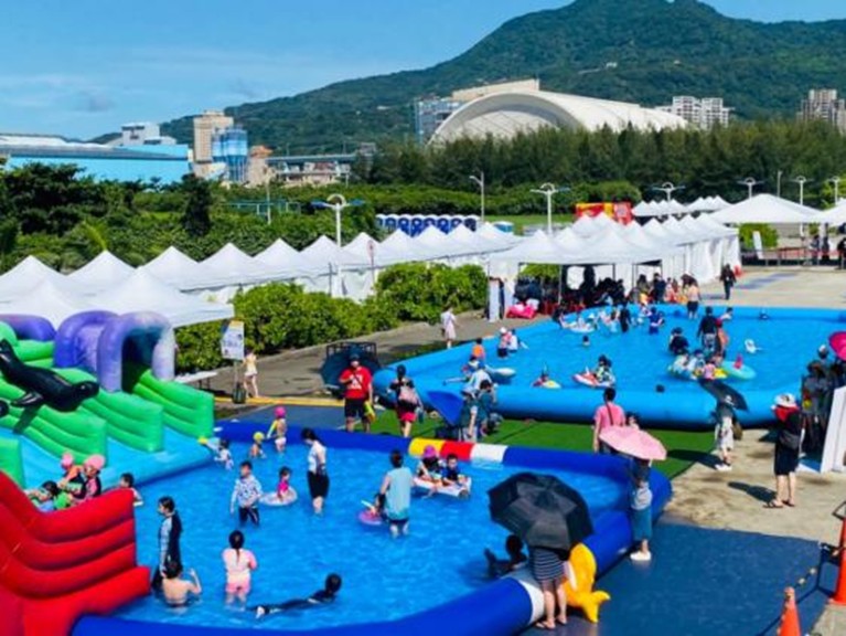 活動現場規劃親子戲水區及兒童遊戲區，並提供造型水槍及浮圈等設備，讓親子在安全舒適的環境中戲水同樂。