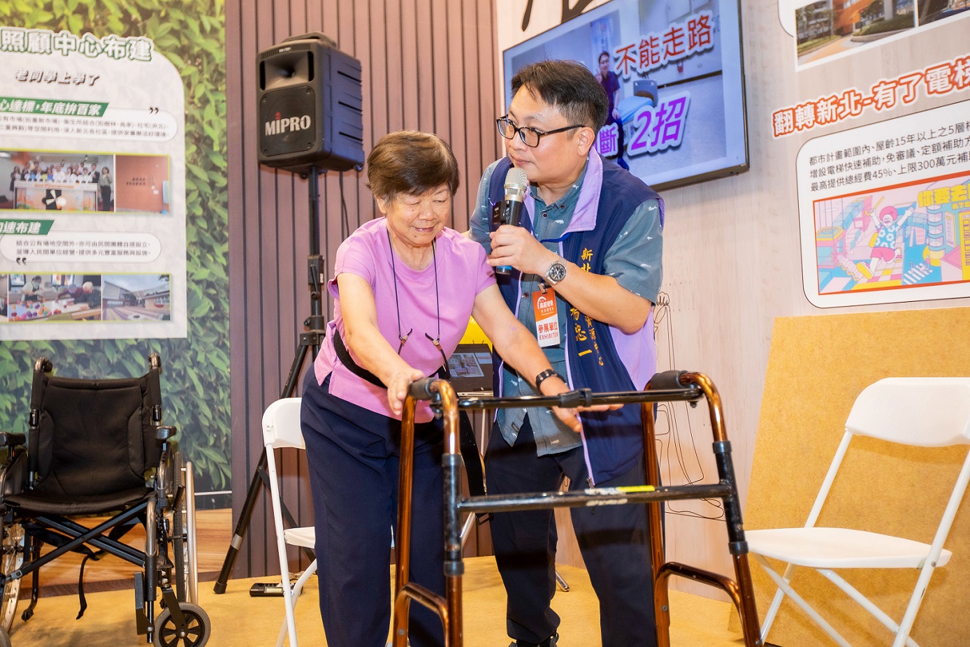現場透過輔具應用體驗及高齡者跌倒風險檢測，解說面對潛在危險的應對方式