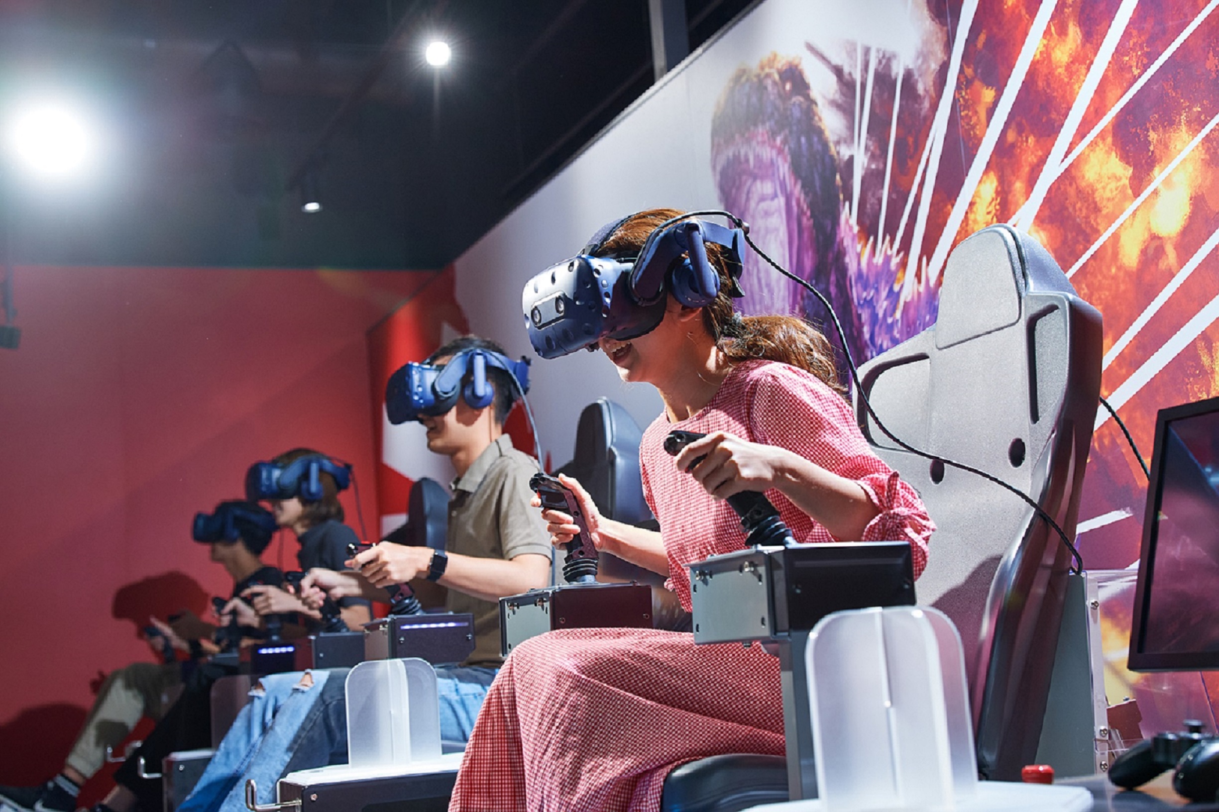 「新莊宏匯廣場」，不僅匯集12個影廳、76個餐飲食品、超過300個品牌，還有日本獨家引進VR主題遊樂園，新穎的VR ZONE 虛擬實境吸引許多大小朋友體驗。  