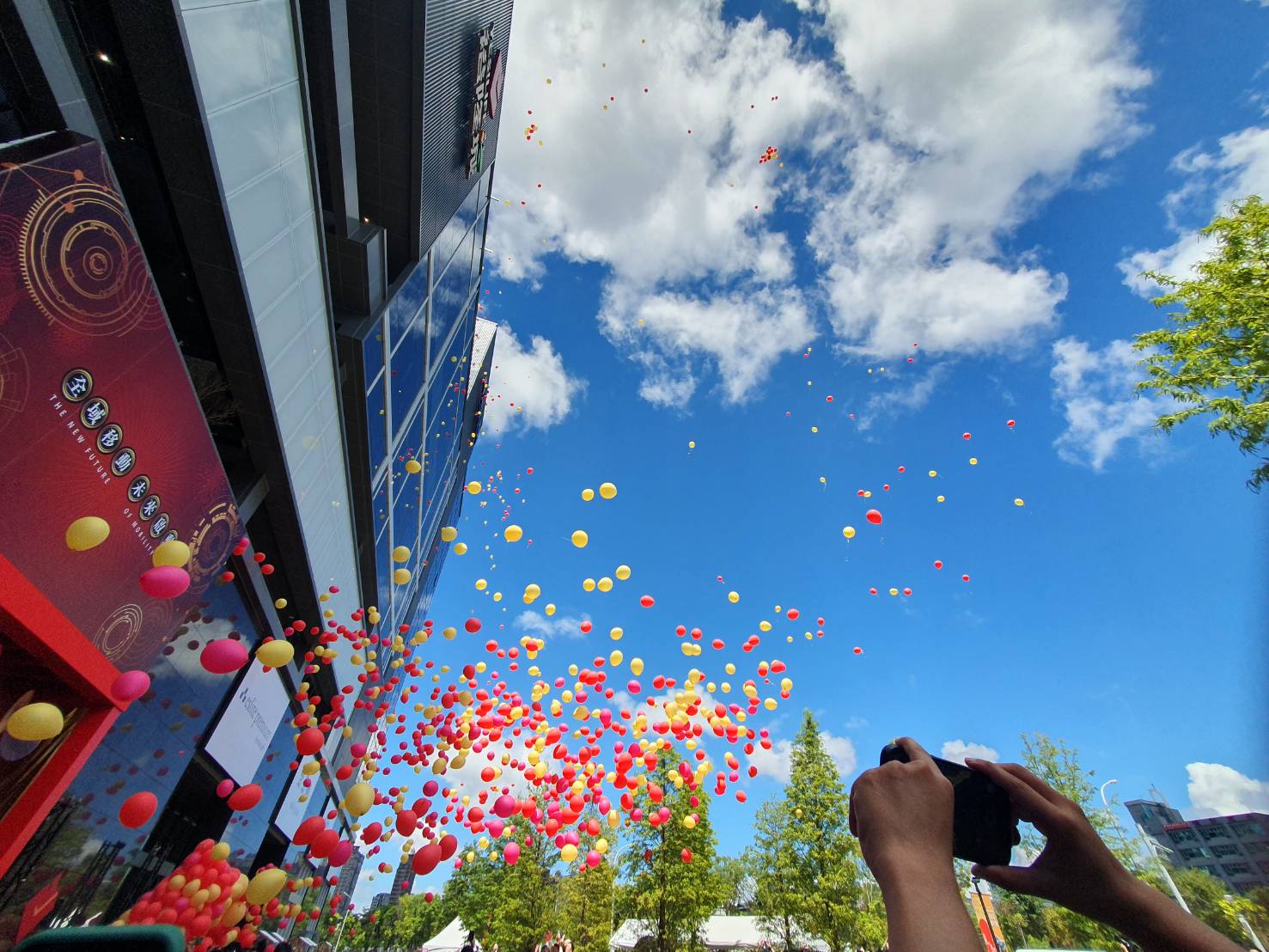 裕隆集團嚴陳莉蓮執行長與現場貴賓一起施放象徵繁榮起飛的氣球。