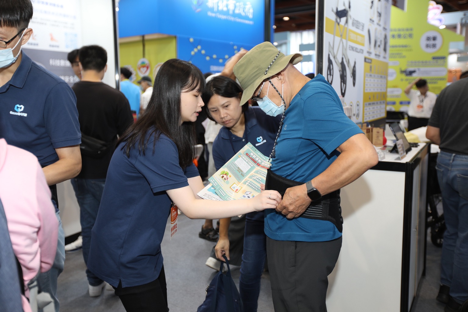 經發局表示，本次參與高齡博覽會不僅展示市府在智慧健康政策上的前瞻規劃，更希望藉由企業創新、民間參與與市民體驗三方連結，推動高齡者照顧服務從「政策」走入「日常」