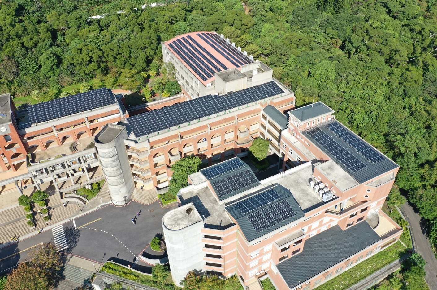 新北市持續以推動再生能源轉型，新北市立竹圍高級中學設置太陽光電發電系統。