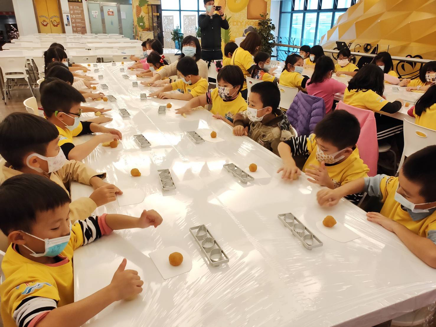 推出鳳梨酥DIY體驗,讓遊客親手製作臺灣經典伴手禮,體驗糕餅文化魅力。