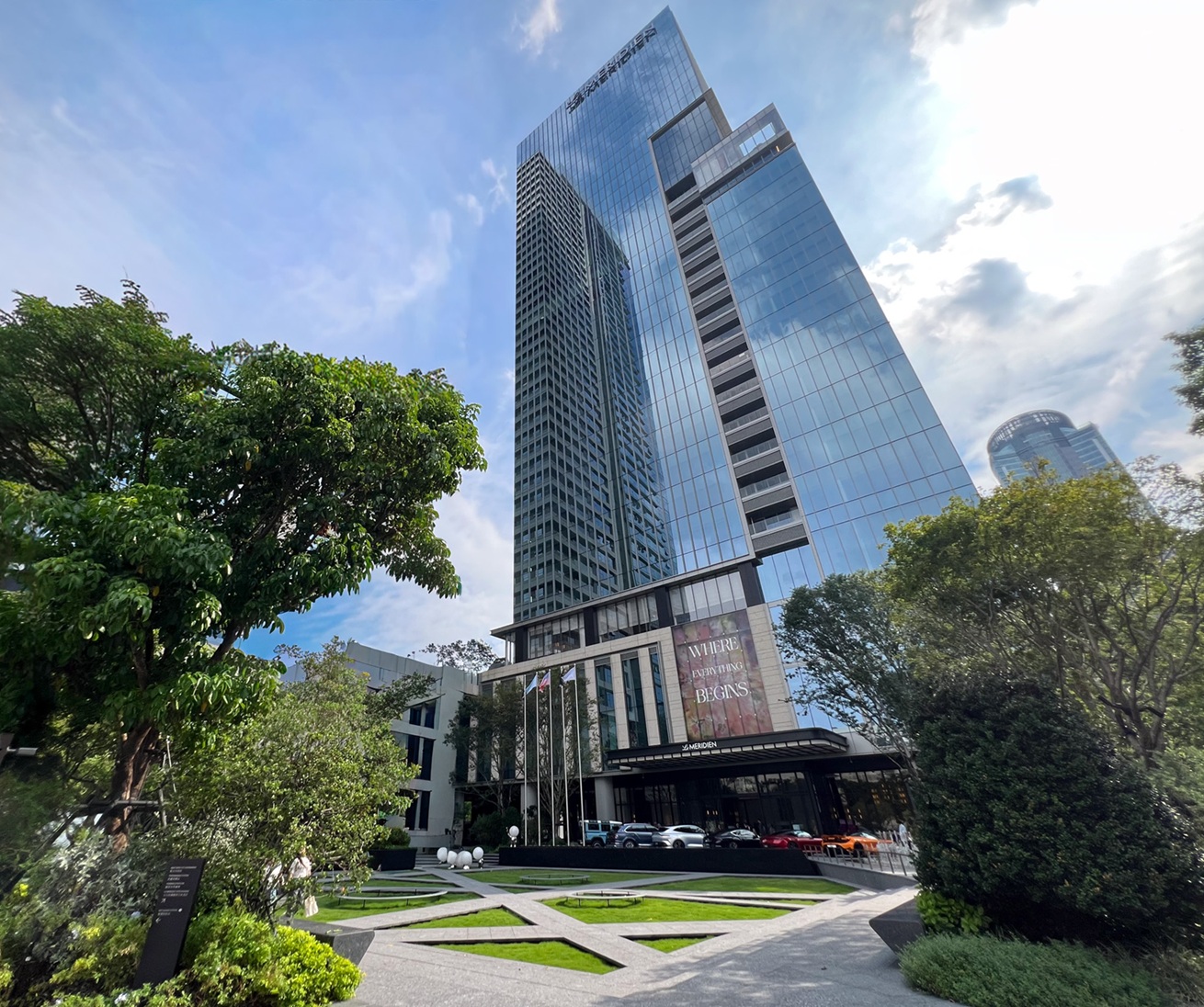 馥華集團攜手萬豪國際集團打造「台北板橋馥華艾美酒店」，結合國際級旅宿、高空泳池、露天酒吧及挑高宴會廳等設施，搭配「都會之心廣場」，打造新板特區全新國際地標。
