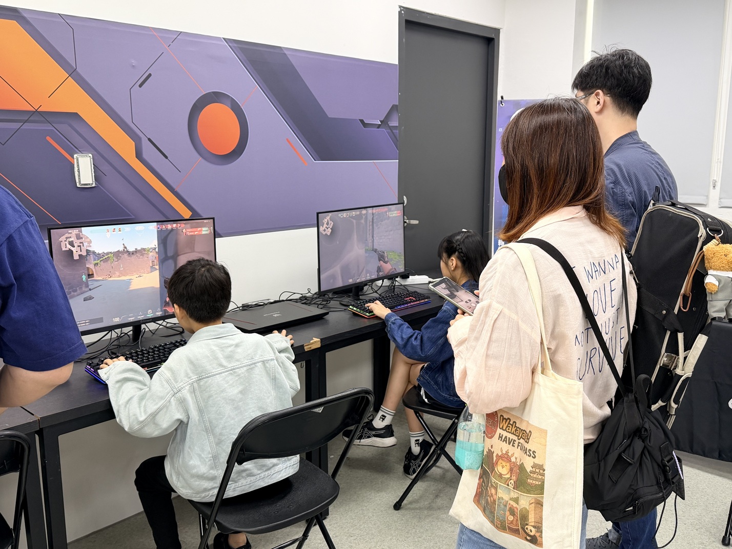 現場規劃多元互動體驗區,民眾熱情參與射擊模擬、競速模擬及《Just Dance》等活動。