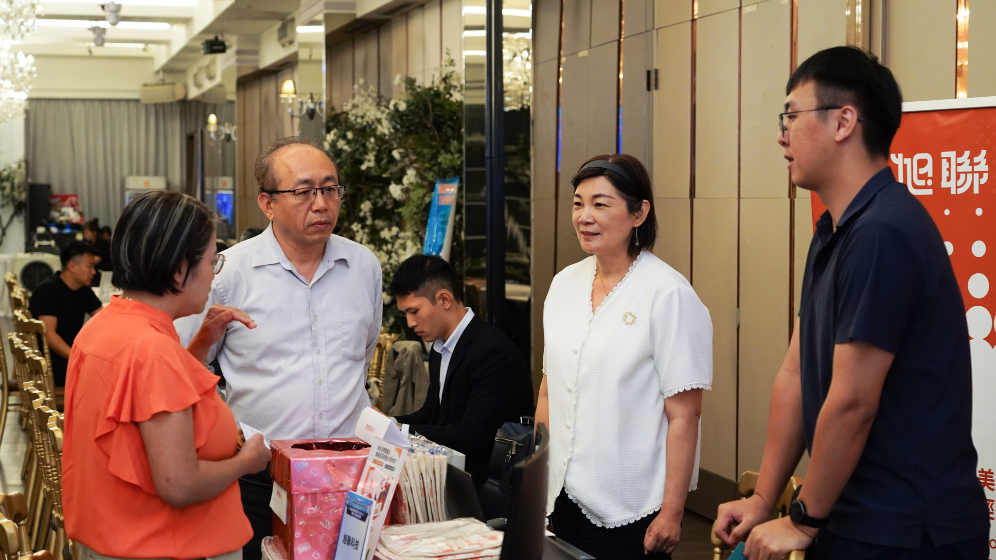 現場邀集23家SI業者共同參與,展示43項智慧應用方案,涵蓋AI智慧營運、智慧行銷、人資培訓及物流供應鏈等多元領域,吸引眾多新北企業到場參與交流,現場互動熱絡。