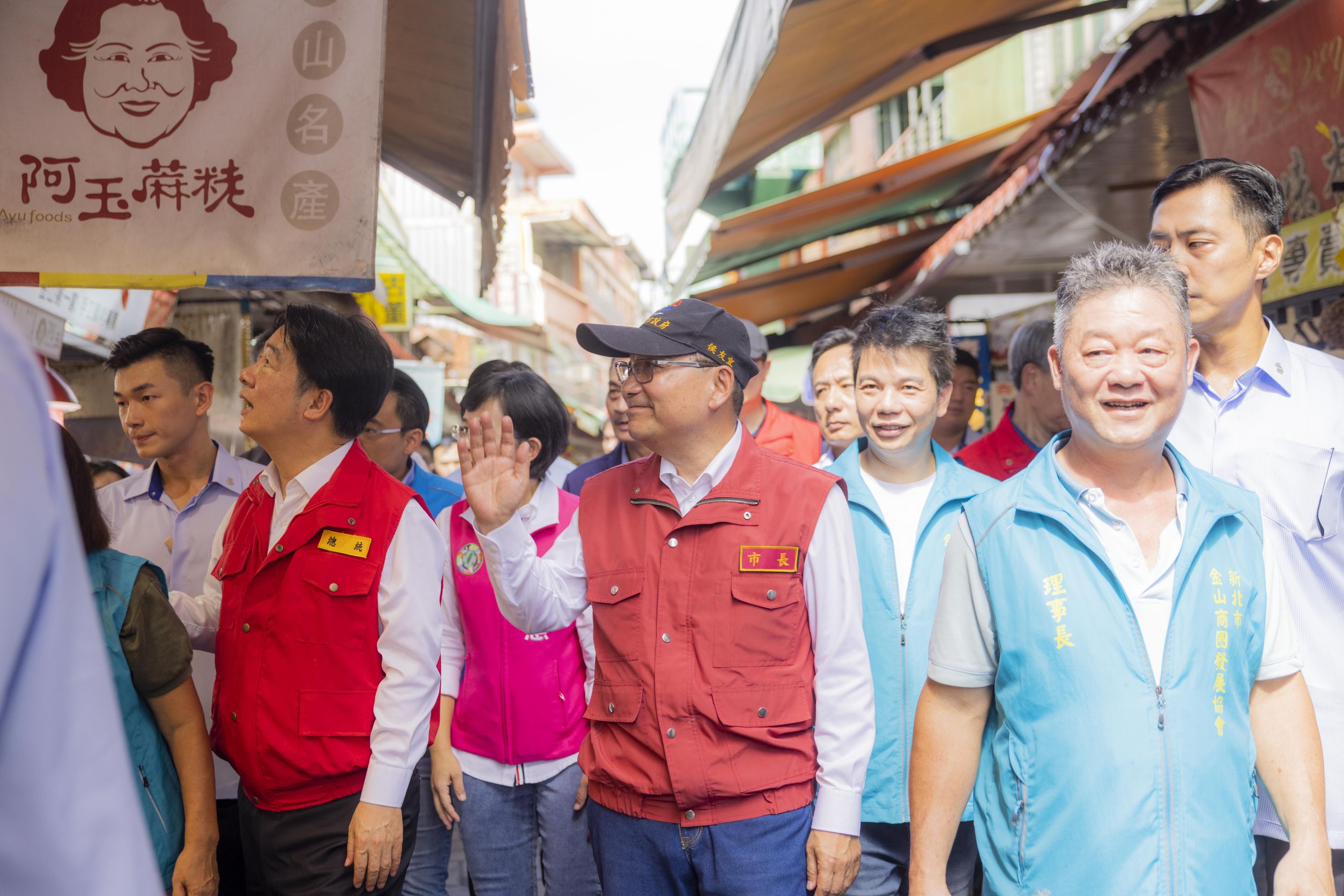 受山陀兒颱風影響，金山老街及金山市場10月4日下午因雨量過大釀災，新北市侯友宜市長第一時間率領市府團隊前往現場勘災，針對老街及市場的災後復原展開緊急行動