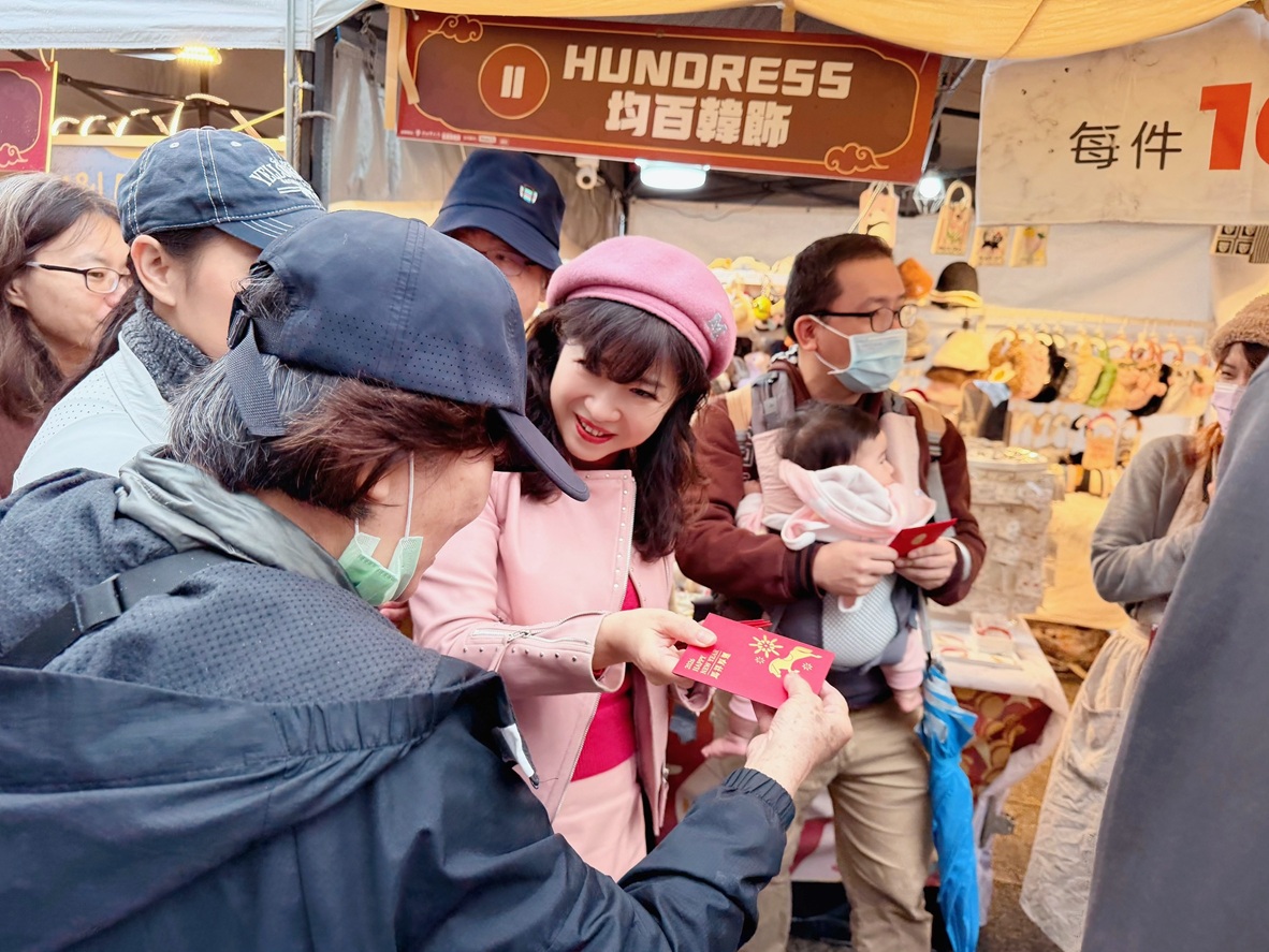 經發局長盛筱蓉也與現場民眾一起迎接新年,並發放新北市「馬祥厚運」的福袋予民眾