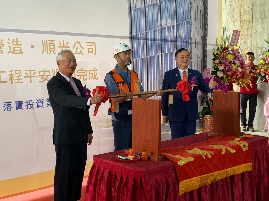 綠意開發董事長許燈城(左)、順光公司董事長林志宏(右)完成上梁儀式。