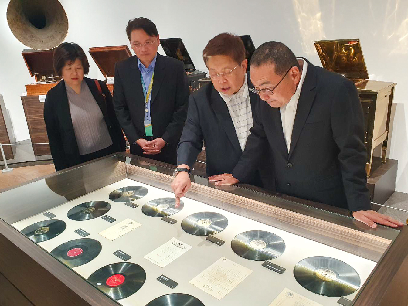 陳董事長分享各項收藏品獨特的故事，也提到希望有機會在新北設立分館，讓更多民眾體驗黑膠唱片魅力。