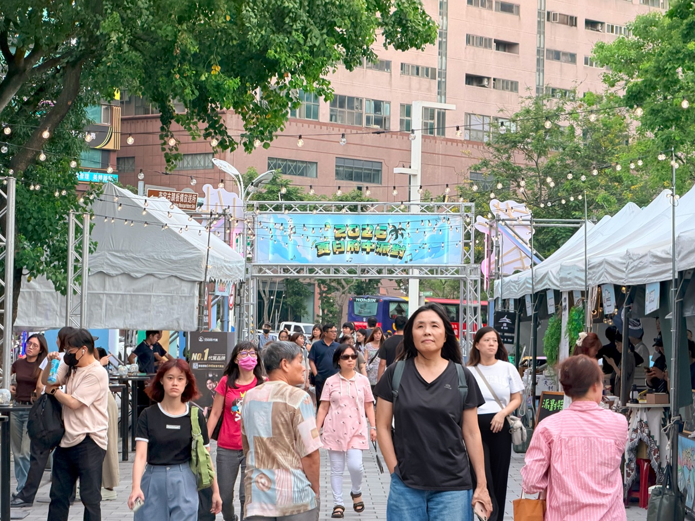活動開幕首日即吸引大量民眾前往,現場人潮熱絡,讓府中廣場充滿熱鬧歡樂的夏日派對氛圍。