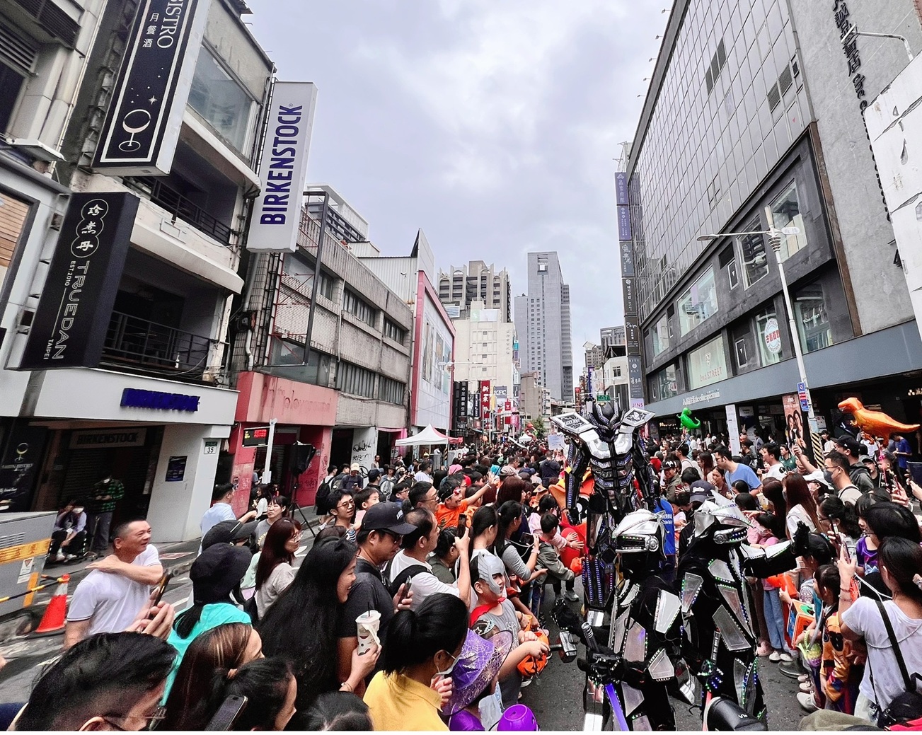 踩街隊伍特別邀請亞洲前衛藝術表演團體LuxyBoyz帶來招牌機器人演出，並安排專業電玩Coser與民眾近距離互動，營造沉浸式的遊戲氛圍