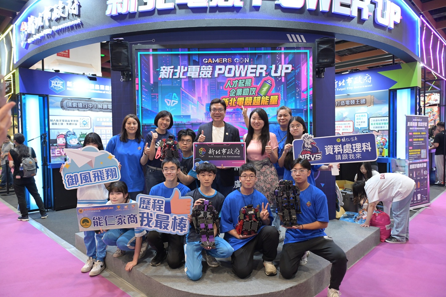 「新北電競 POWER UP」展館每日舞台活動也精彩不斷，學校團體則有能仁家商自製機器人「舞動奇機」