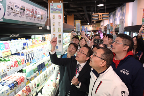圖5-「新北鮮奶幸福週」將於春節後開始實施，侯友宜市長同步了解鮮奶專區設置進度。