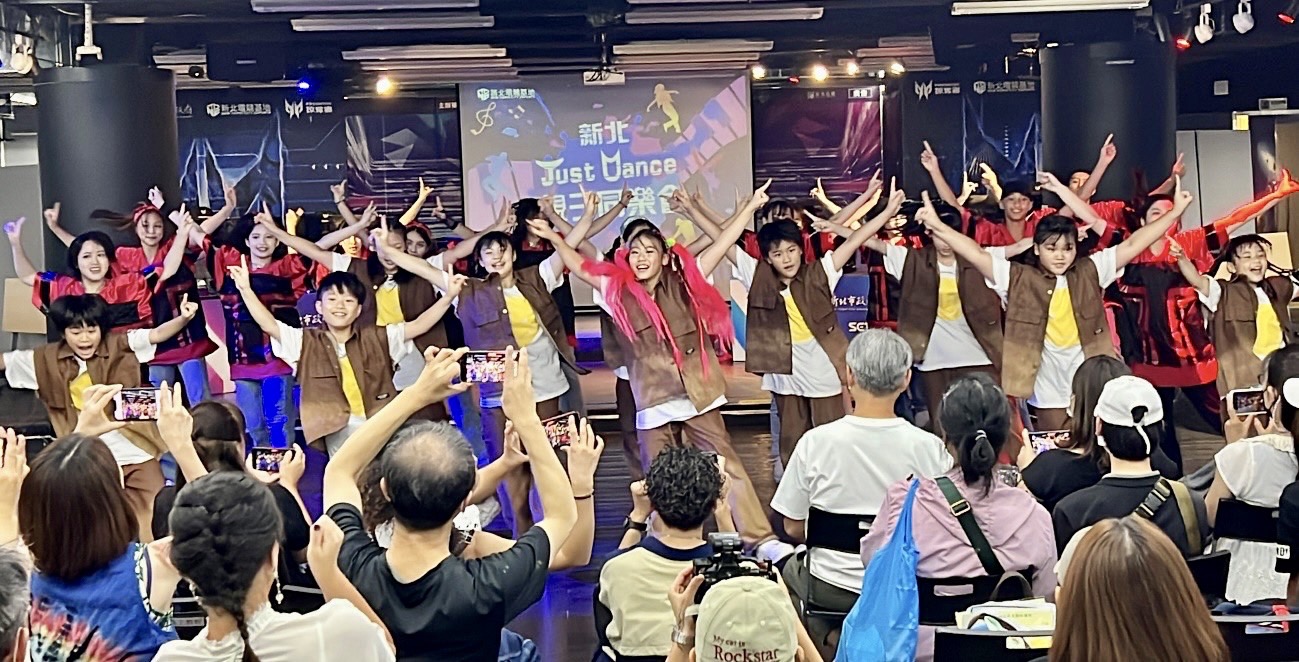新北電競基地「新北Just Dance親子同樂會」活動邀請日本的EXILE放浪兄弟所屬經紀公司LDH旗下所開設之舞蹈歌唱培訓教室EXPG STUDIO舞團熱情開場，氣氛相當熱烈。
