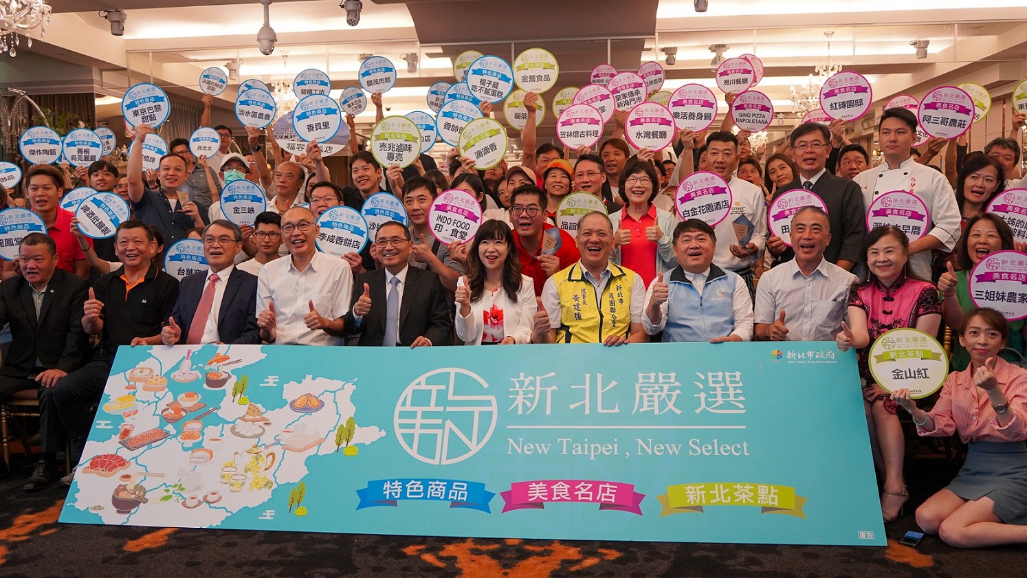 市府每2年舉辦伴手禮徵選活動,挖掘具潛力的在地品牌,並導入行銷資源協助業者拓展市場。