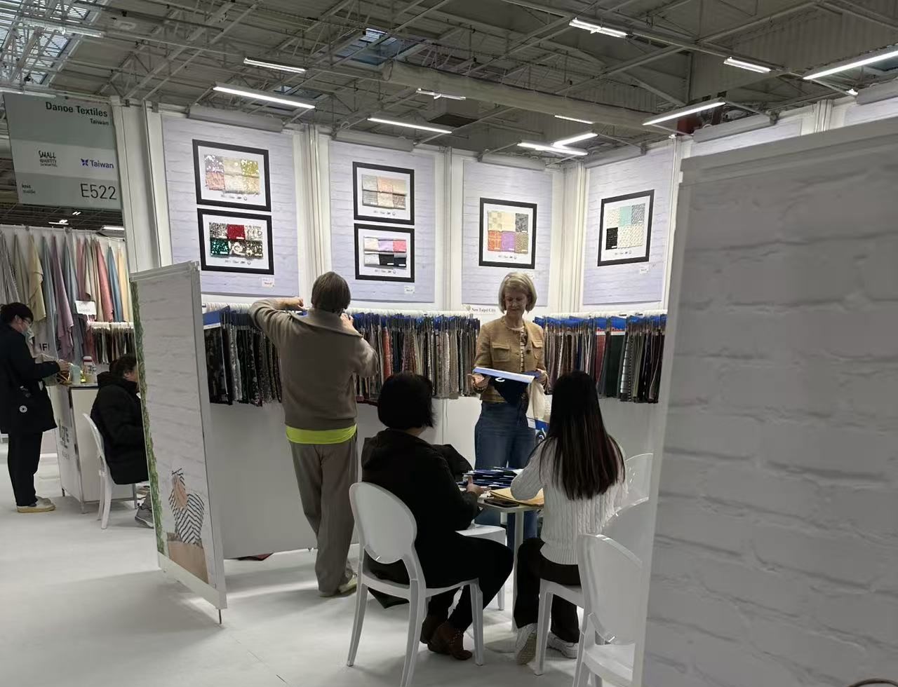 「丹瀧紡織股份有限公司」於114年2月前往法國巴黎參加「Texworld巴黎成衣布料及輔料（春夏）博覽會」。