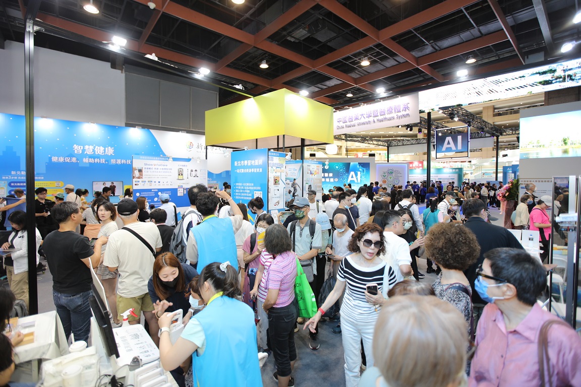 「智慧樂齡 幸福新北」展館推出限量好禮與「任務集章×扭蛋抽獎」活動，完成體驗與問卷即可抽中環保袋、藥盒等實用贈品