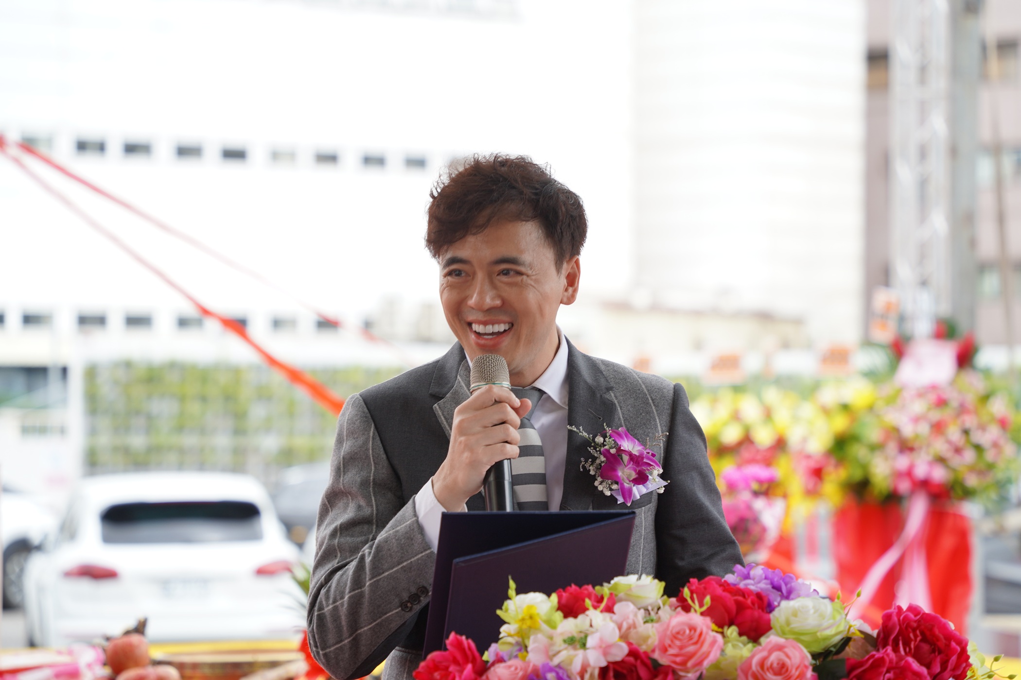 路易莎黃銘賢董事長指出，公司於103年成立，起家厝就在新莊，本次加碼投資新莊設立總部大樓，進一步整合集團生產、物流，提升營運效率