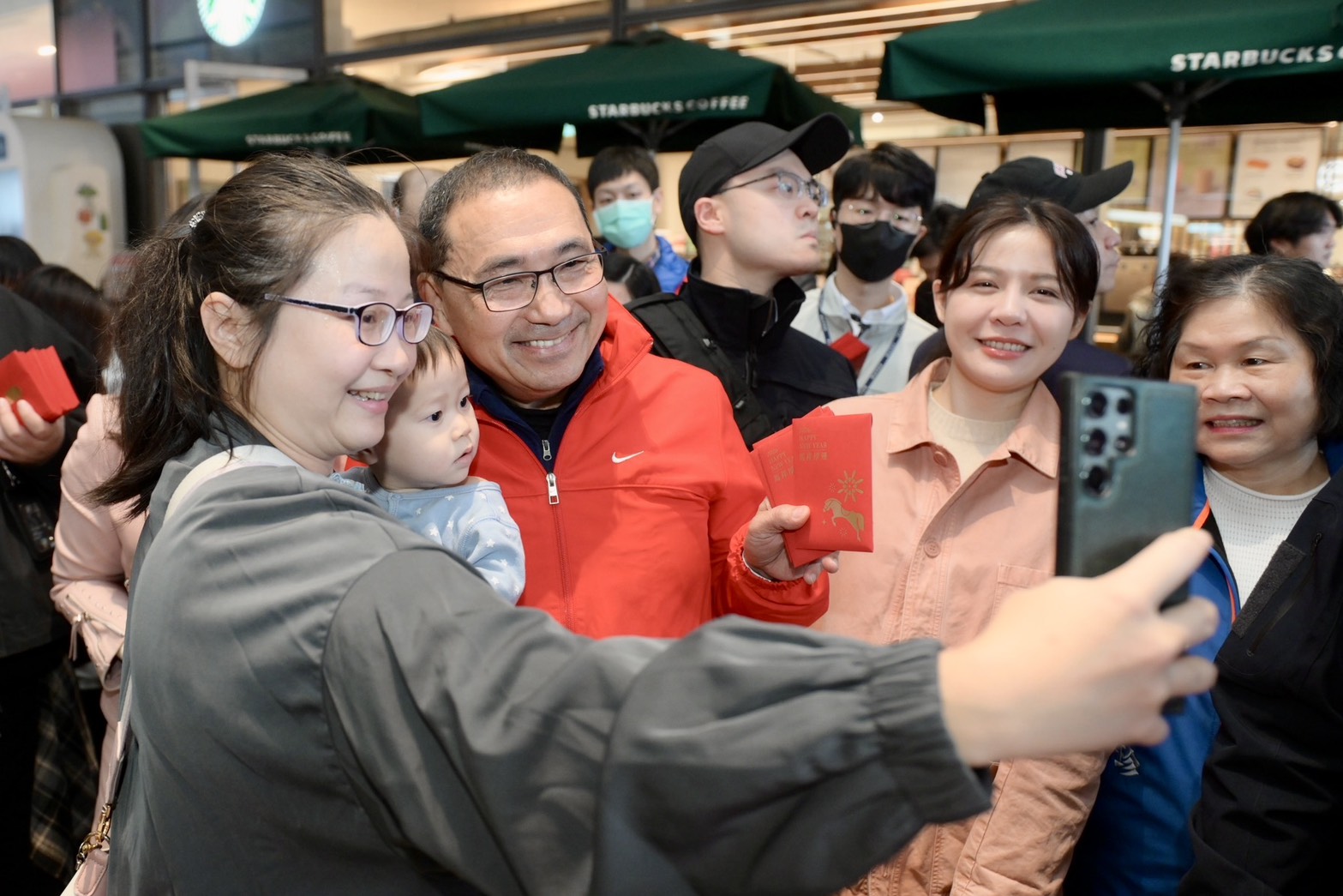 侯市長發送新春福袋給百貨業者和民眾，現場人潮絡繹不絕，洋溢年節氣氛。