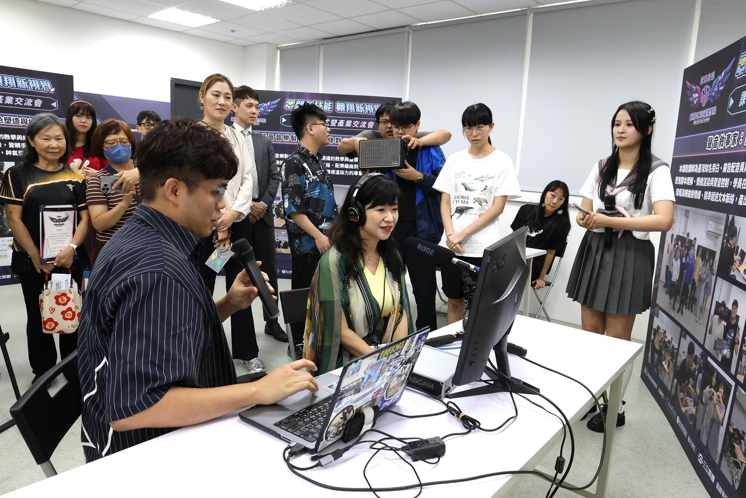 盛局長參觀學員成果展示,聆聽作品創作理念及課程學習成果,鼓勵學員將所學專業投入未來創作與職涯發展。