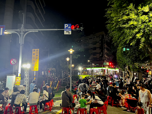 碧江公園延續往年深受民眾喜愛的「烤肉派對」，現場人潮眾多，香氣四溢，充滿中秋佳節氛圍。