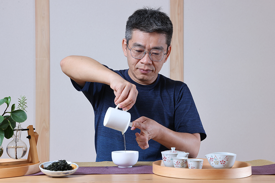 坪林商圈「坪水香逢．微旅行」，茶席中由專業的茶葉評鑑師教導民眾聞香、品茶湯。