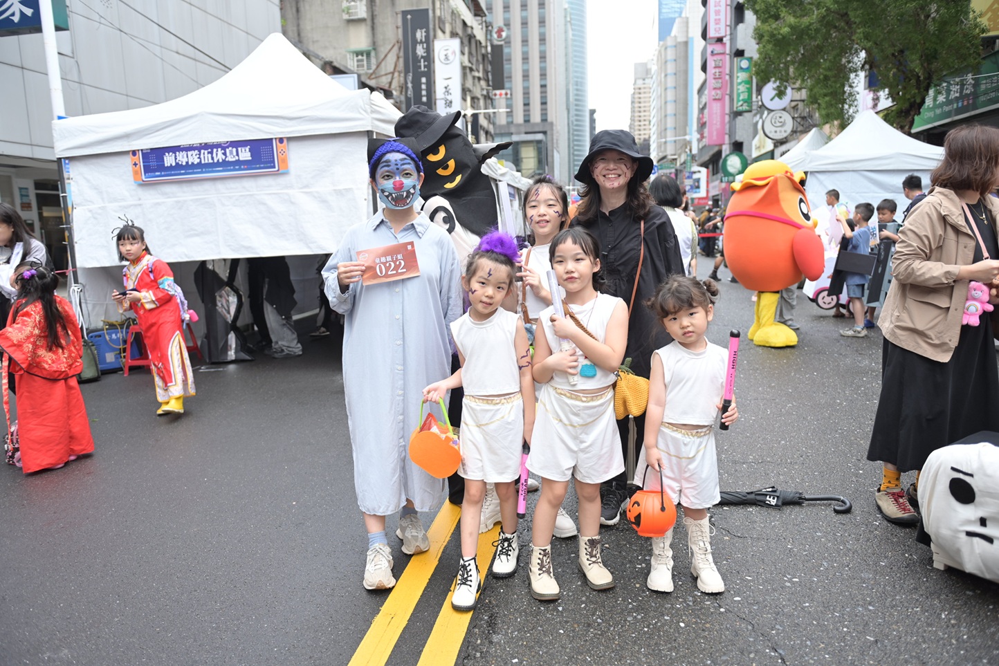 變裝比賽分為變裝達人組及童趣親子組，主題不限，鼓勵參賽者盡情展現創意與巧思，現場聚集多組參賽者，展示各種厲害、絢麗、搞怪又吸睛的造型秀