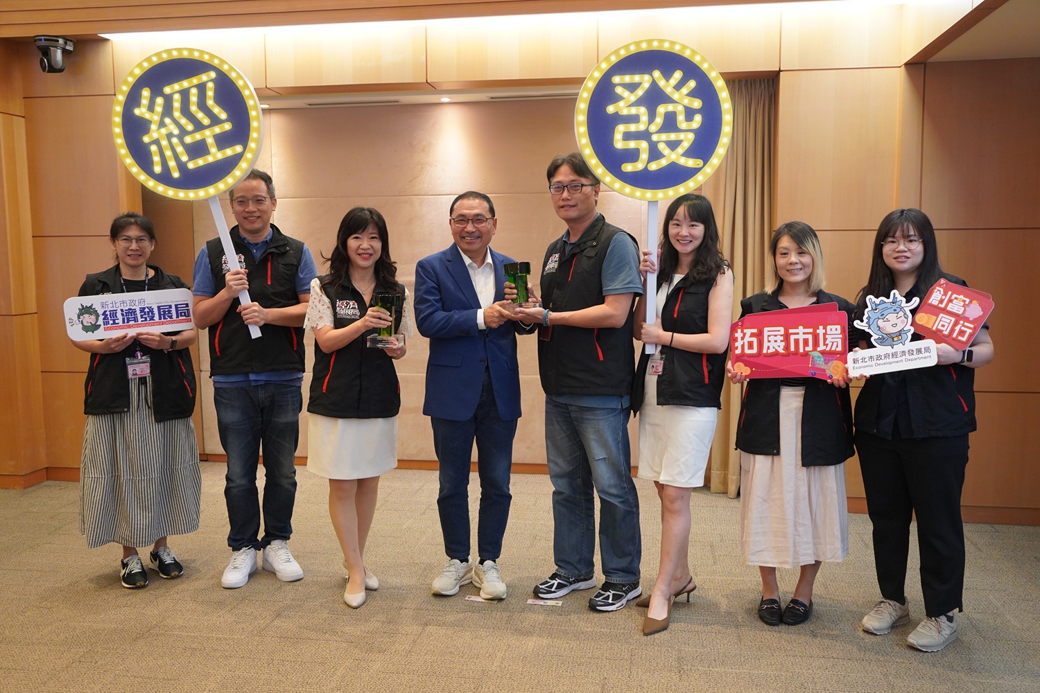 今（10）日新北市經發局盛筱蓉局長(左三)率領團隊，在市政會議上將這份榮耀獻給市長侯友宜(左四)，與市府團隊共享喜悅