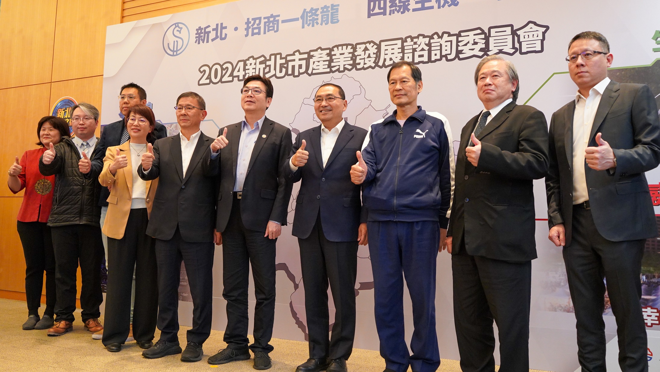 新北市長侯友宜(右4)及副市長劉和然(右5)與工商領袖代表合影。