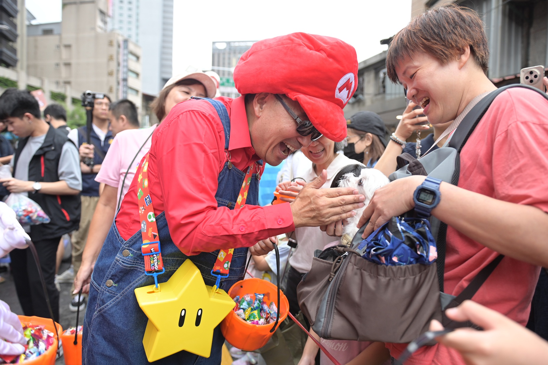 侯市長與民眾共同享受節慶氛圍