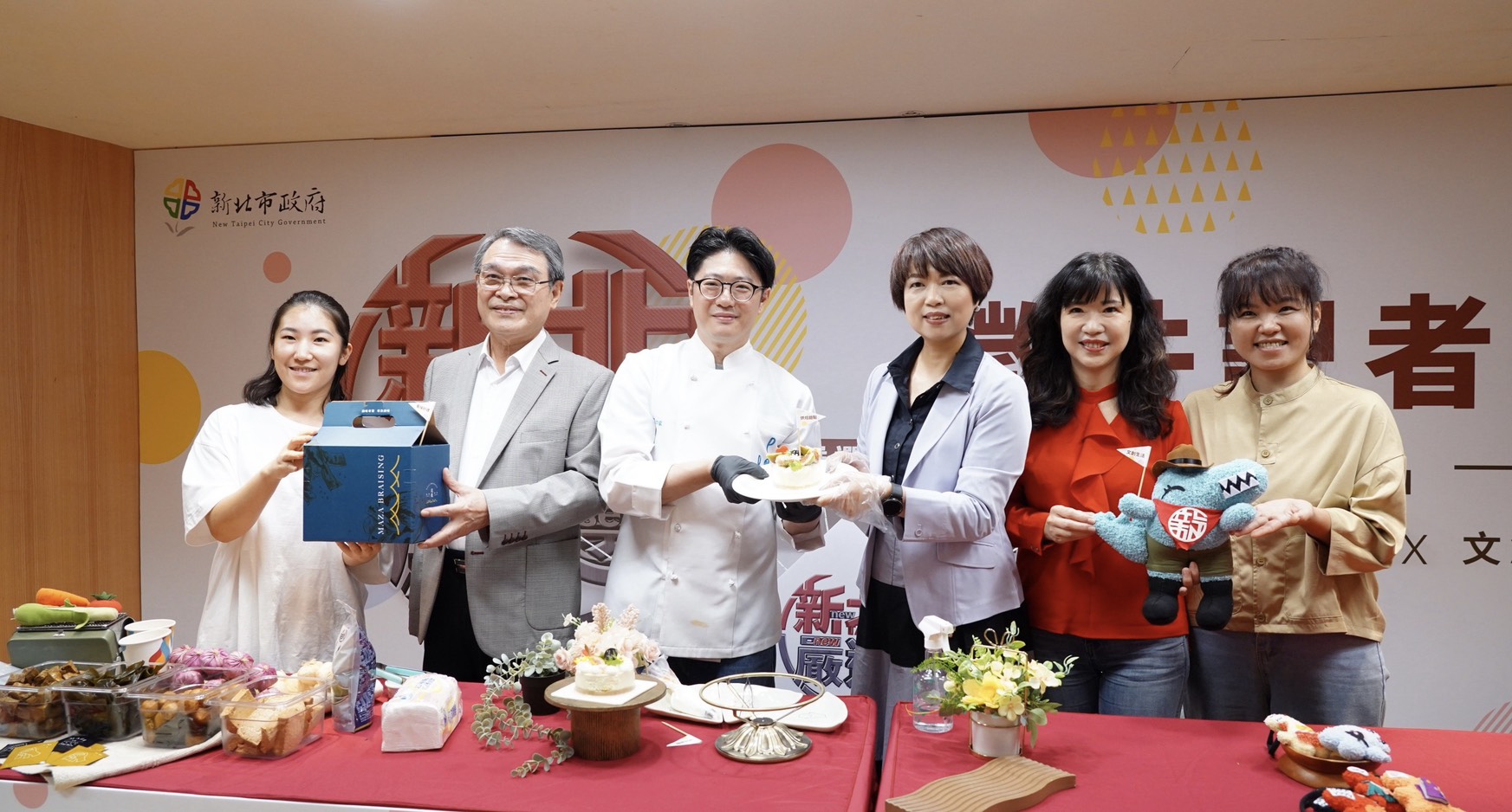 今(115)年透過專家評審選出「特色商品」，另藉由網路票選機制，增設「最佳人氣獎」，民眾參與投票更可獲得iPhone 17e手機等大獎，歡迎全民一同參與票選，發掘最具代表性的新北好物。