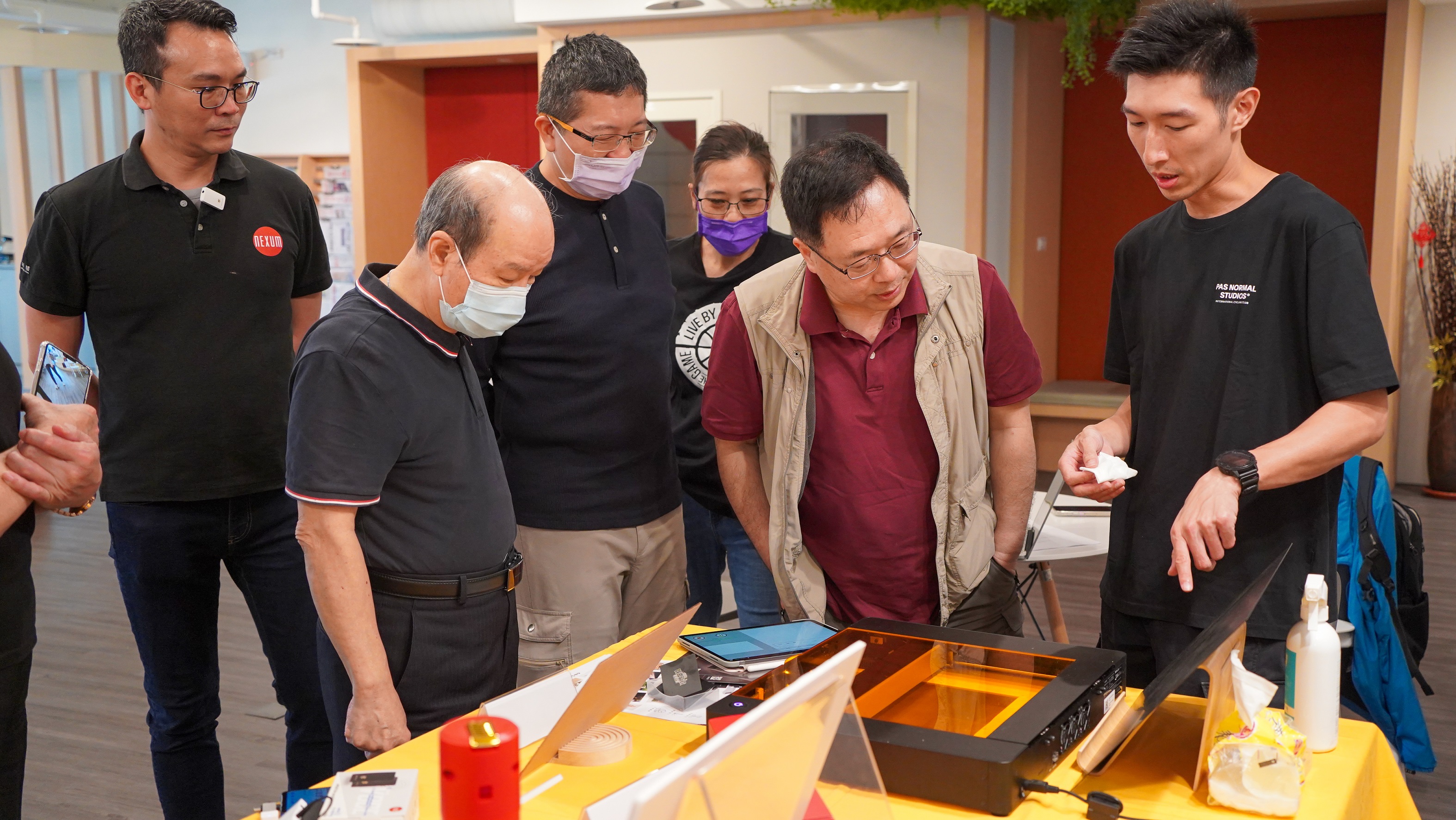 Cubiio公關經理陳正龍實際操作雷射切割機，並提供來賓體驗，現場反應相當熱烈。