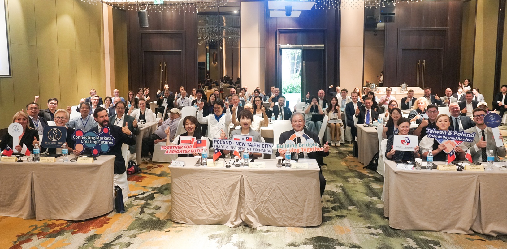新北市電腦商業同業公會及新北市智慧城市產業聯盟舉辦「2026新北波蘭經貿合作交流會」,副秘書長龔雅雯出席致意,與波蘭代表交流。