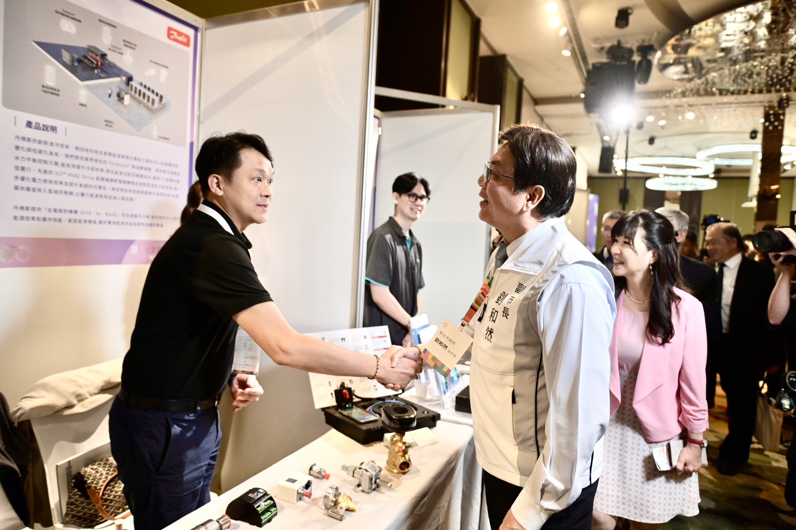 今(114)年度四市透過舉辦多場培力課程,已吸引超過1200家企業參與,完成8300家次能源查核及減碳輔導,並協助爭取資源實質支持企業導入節能減碳與再生能源設施