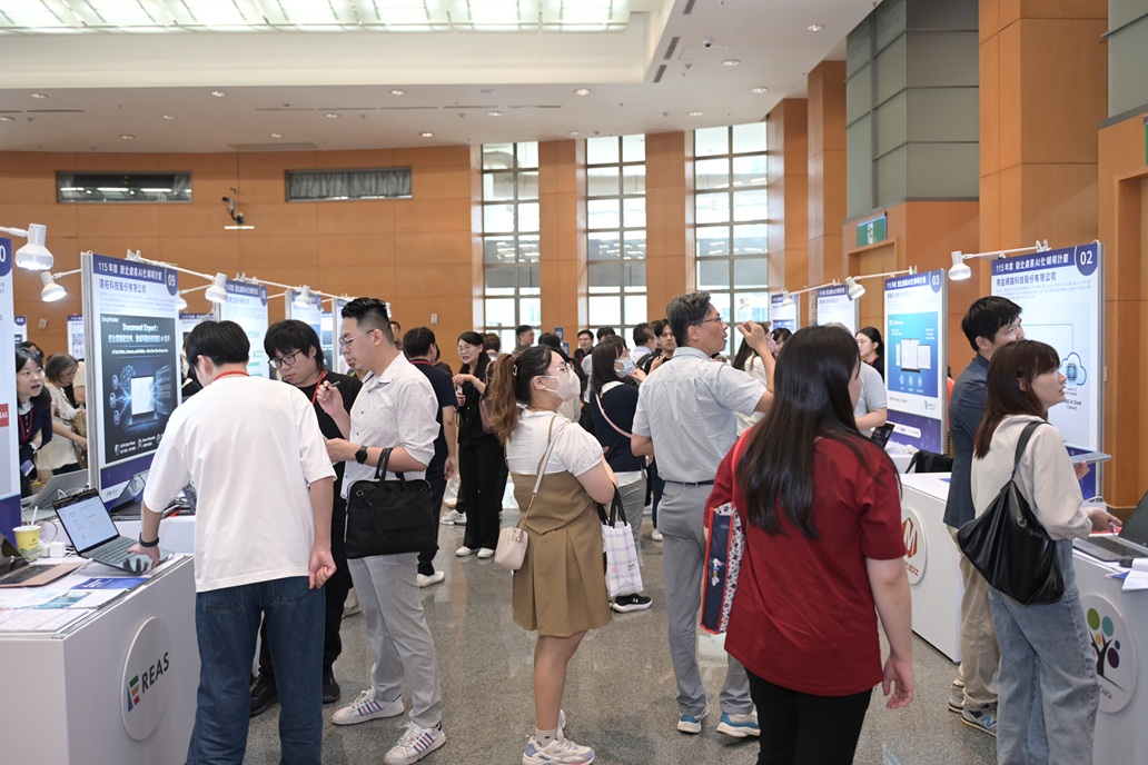 現場集結45家精選AI服務供應商齊聚一堂，吸引逾百家家新北在地企業代表共襄盛舉，現場反應熱絡。