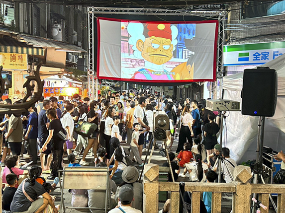 活動特別規劃「露天電影」，重現五、六○年代新莊大戲院的光影記憶，邀請不同世代市民朋友一同蒞臨歡聚，感受街坊溫馨情懷，度過美好節慶時光。