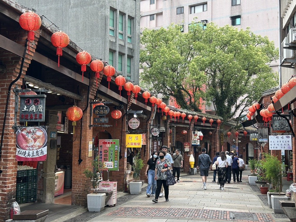 新北市境內商圈各具特色，涵蓋山城、海港、老街及都會市區，完整呈現新北多元且具生活感的庶民經濟樣貌