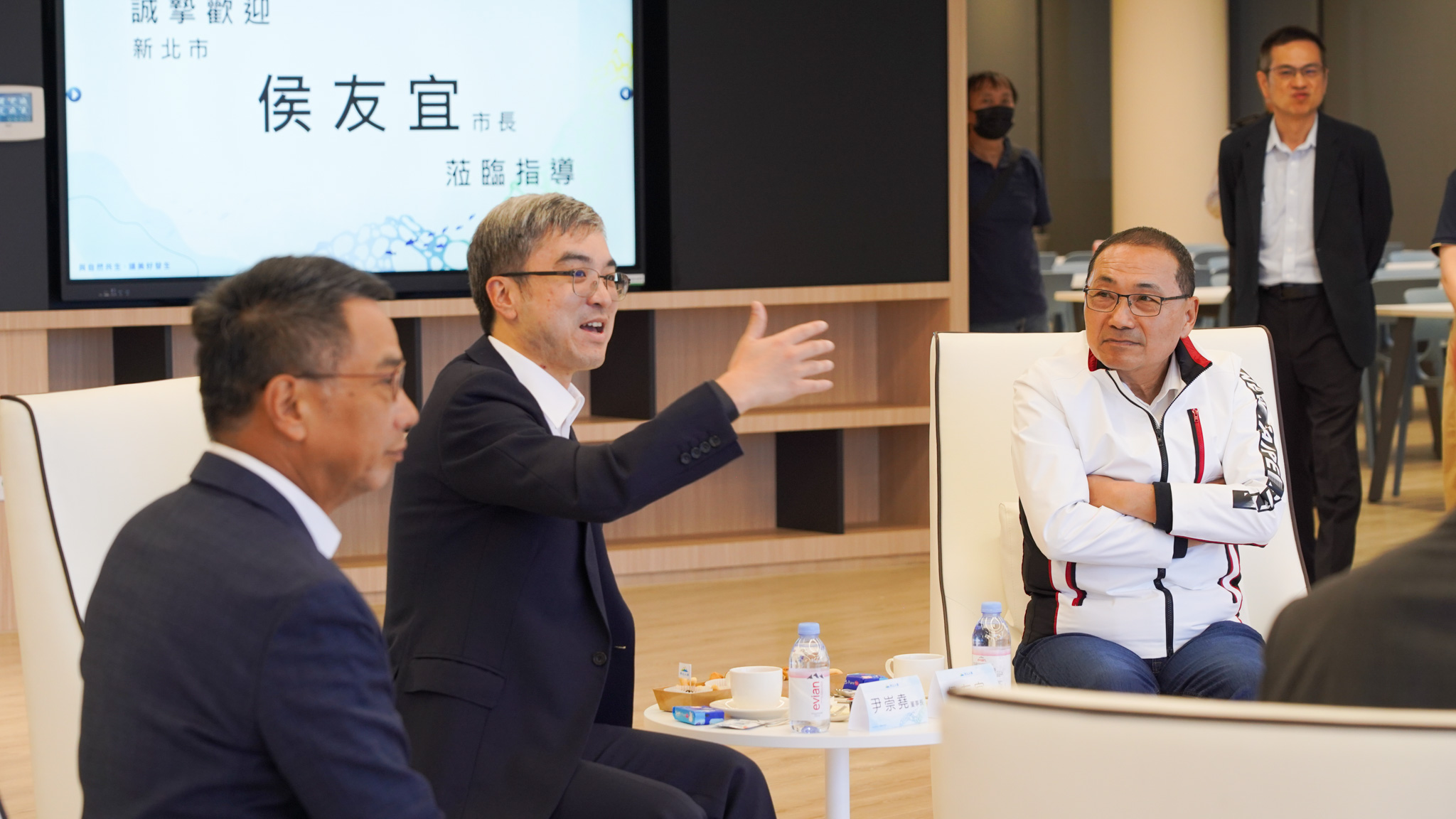 新北市長侯友宜視察淡水沙崙文創園區,與南山人壽董事長尹崇堯交流。