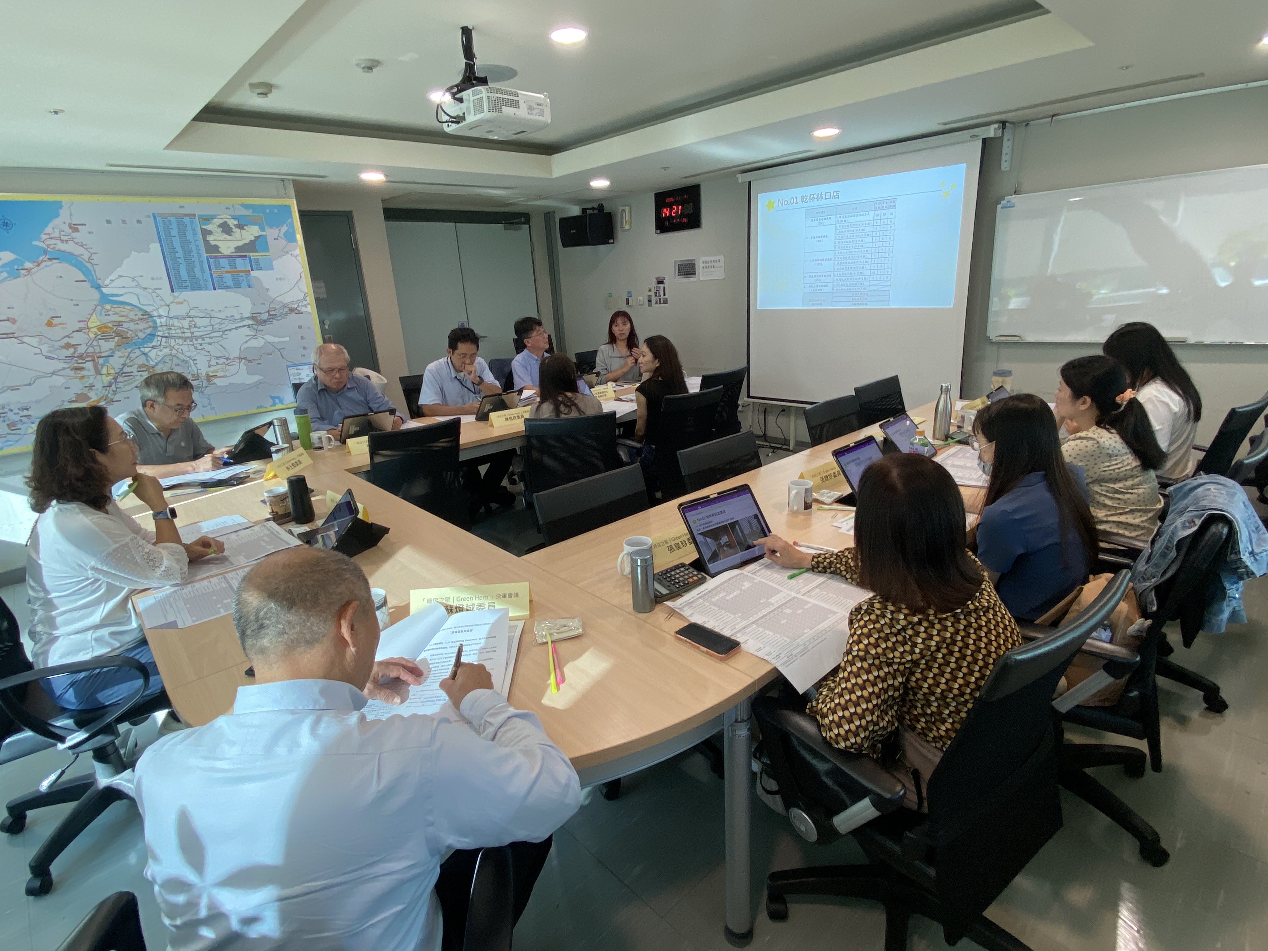 本次評選過程歷經書面審查、實地訪審及決審3階段，評審團共由13位產官學代表組成，秉持公正與嚴謹原則，依據書審資料與實地訪審成果進行綜合評比，最終選出18家表現優異的店家