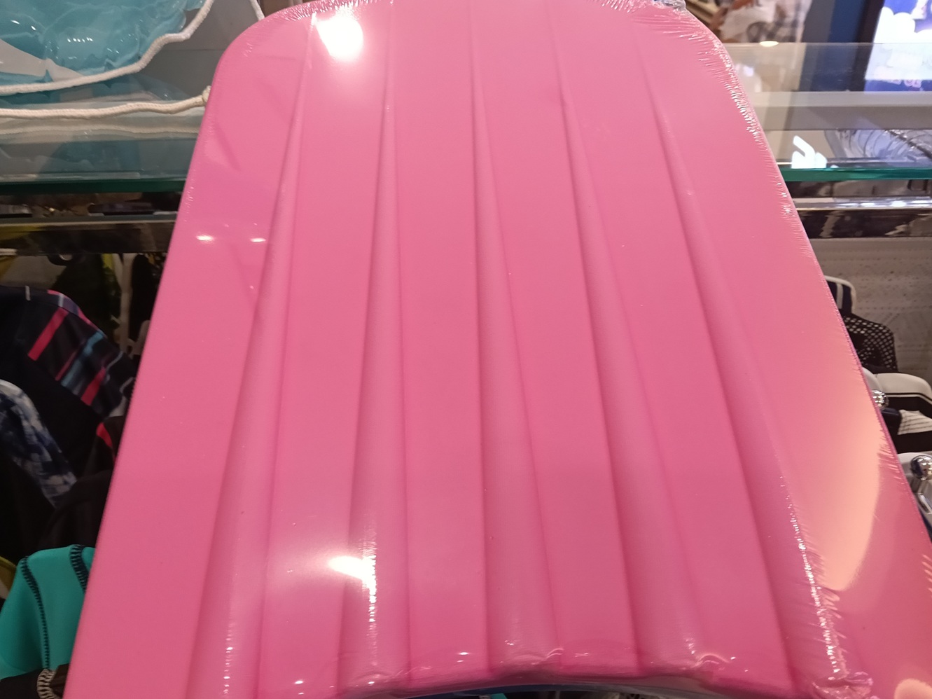 浮板主要缺失為未標示製造商或進口商(名稱、地址、電話)、製造年月、淨重、容量、數量或度量等資訊