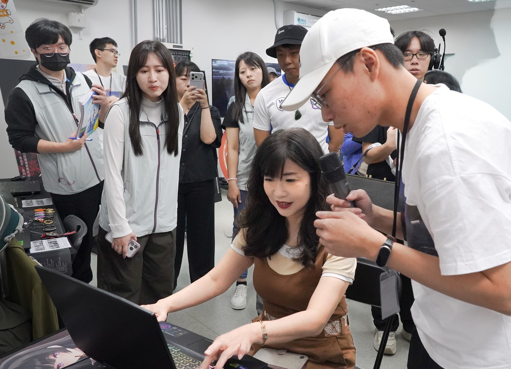 盛局長體驗由台北海洋科技大學製作數位遊戲。