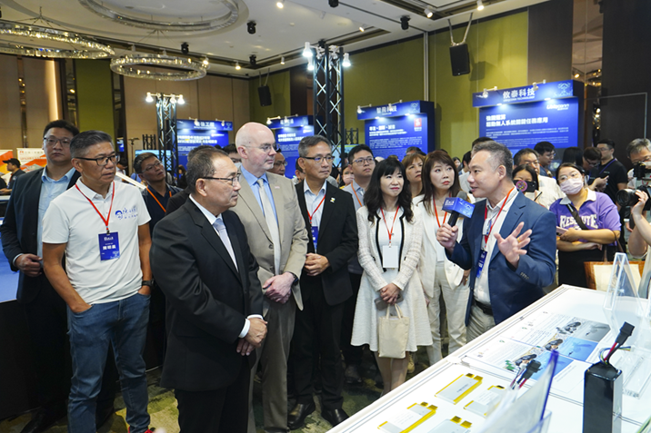 侯友宜市長與無人機展區業者交流,了解最新技術與應用。