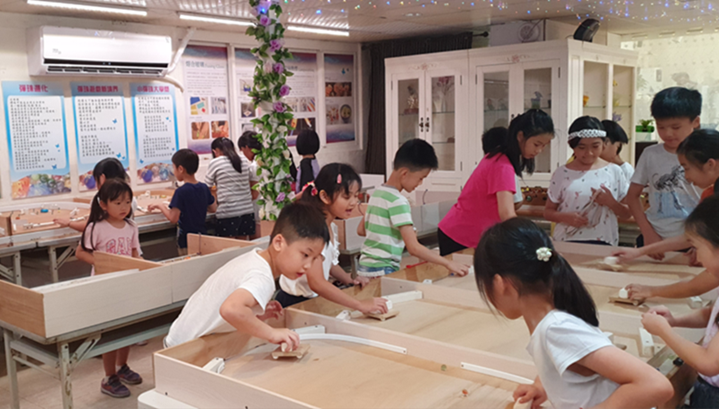 台灣第一家琉璃主題觀光工廠的琉傳天下琉星花園，報名參加噴砂馬克杯DIY體驗即可享9折優惠