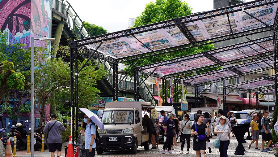 「鶯陶花磚廊道」以陶瓷花磚及在地圖騰打造特色廊道,夜間點燈後呈現浪漫光影,展現鶯歌老街獨特魅力。