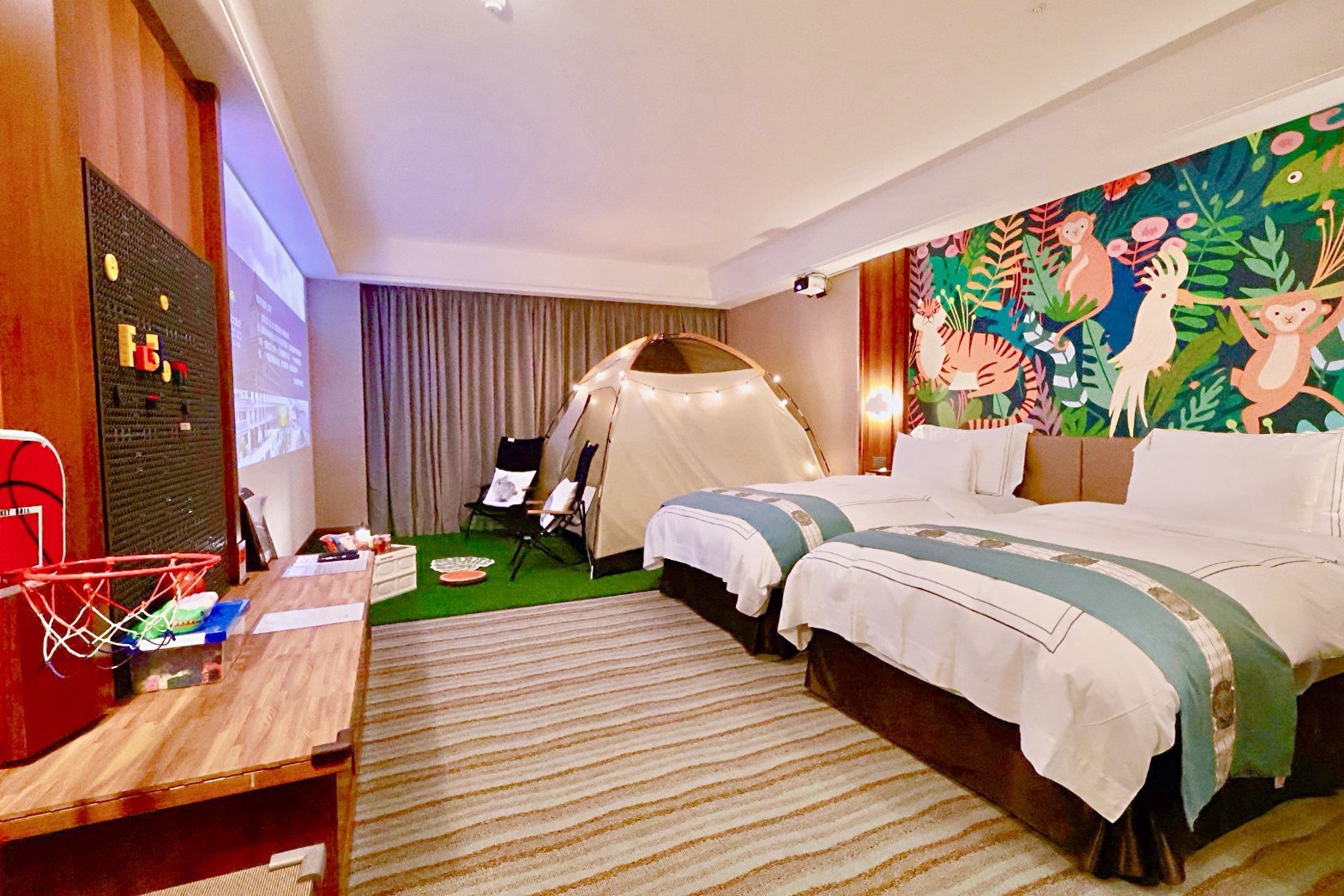 「淡水漁人碼頭福容大飯店」推出親子方案每房7,999元起,更包含DIY體驗與遊戲券,讓全家輕鬆暢遊。