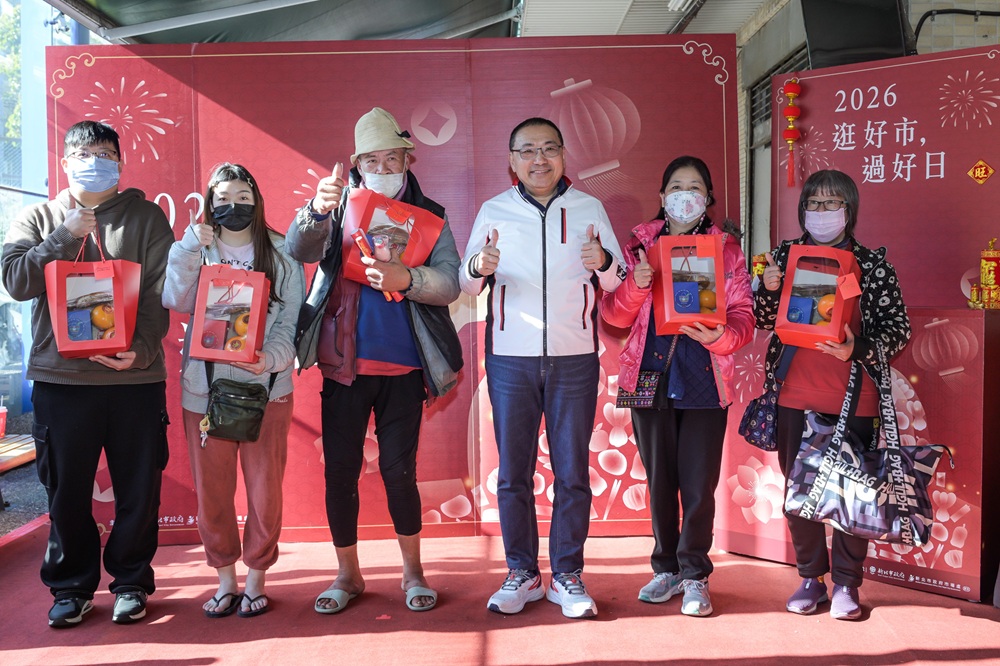 圖2-侯友宜市長加碼抽5位坊寮市場年節禮「迎春好禮包」。