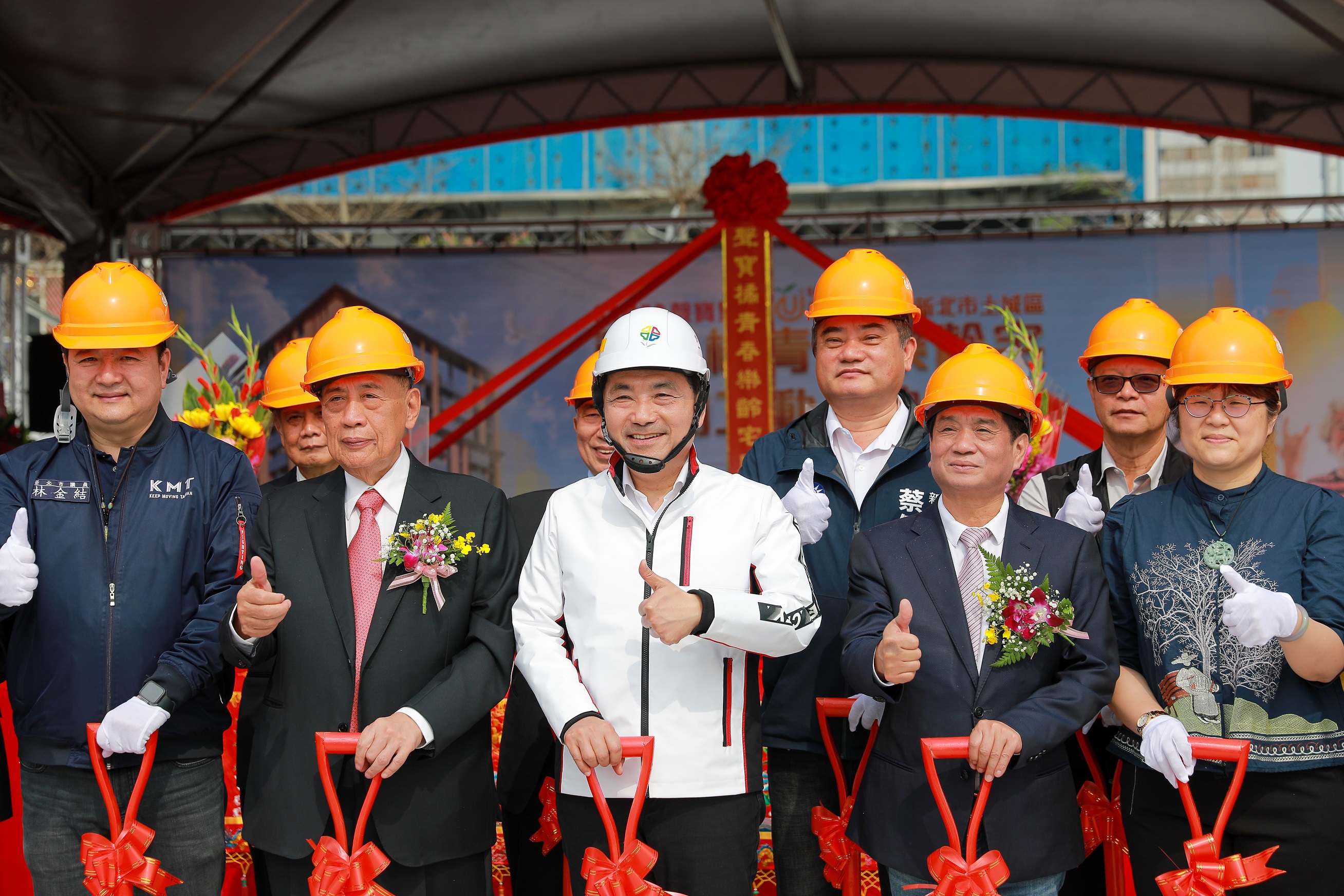 新北市長侯友宜(左三)到場祝賀，與聲寶集團陳盛沺總裁(左二)共同祈求工程順利圓滿。