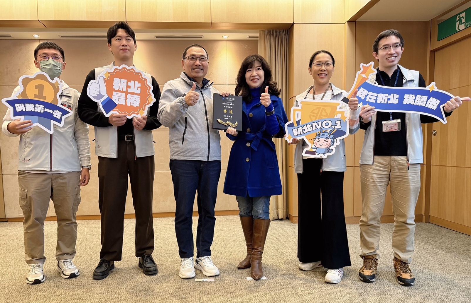 榮獲經濟部112-113年度商品標示業務考核評定為「特優」，今（14）日由經發局長盛筱蓉(右3)代表於市政會議獻獎，將此份榮耀獻給市府團隊與全體市民