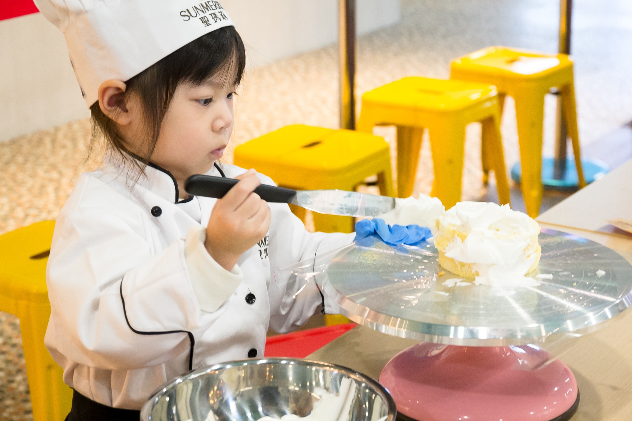 莊園設有親子烘焙教室，提供小朋友穿上專屬的小小烘焙師服裝，製作美味烘焙點心